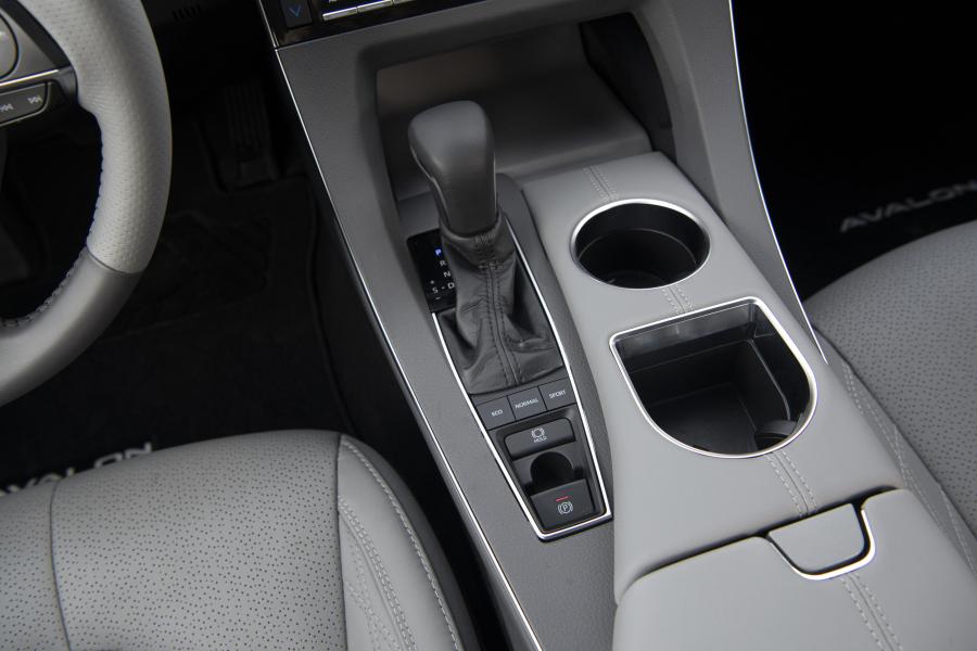 Детали интерьера Toyota Avalon Limited AWD 2020 года  (фото 10 из 15)